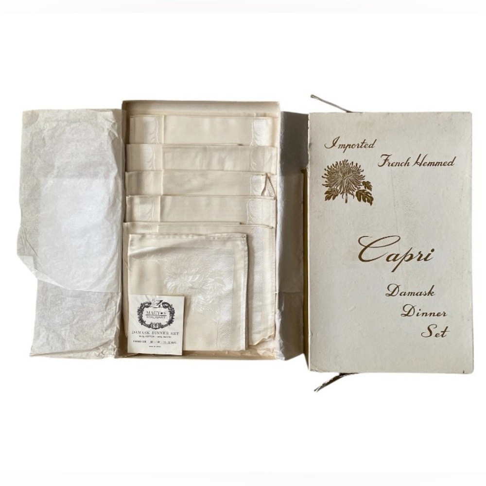 NIB Vintage Damask  Pattern Capri with 11 napkins